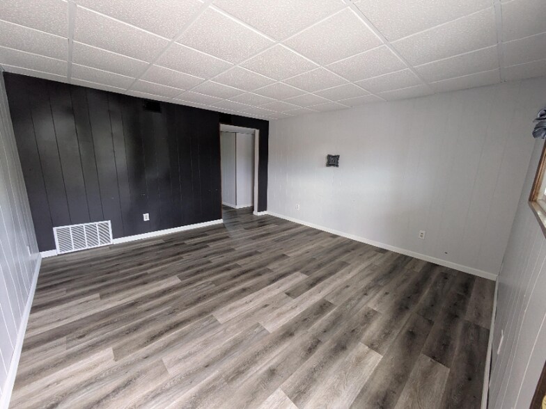 Building Photo - 209 W Oak St