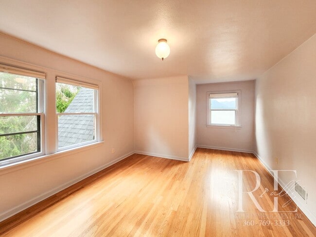 Building Photo - Waterfront Tudor | Private, Vintage Charm with Casita