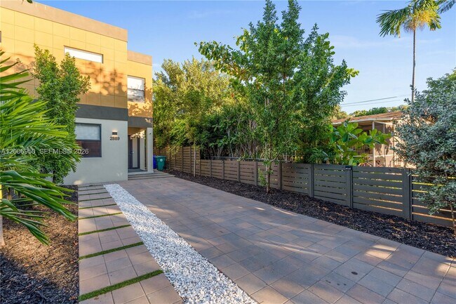 Building Photo - 2889 SW 33rd Ave