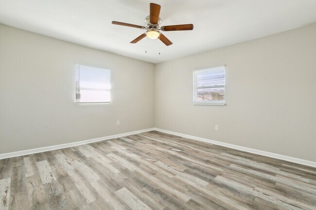 Building Photo - Section 8 Only | Renovated 2BR / 1.5BA | 1,020 Sq Ft Townhouse