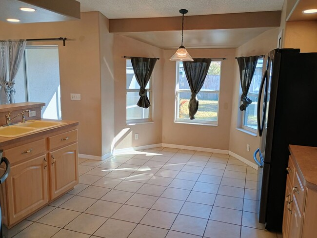 Building Photo - 3 bedroom 2 bathroom Fenced in yard