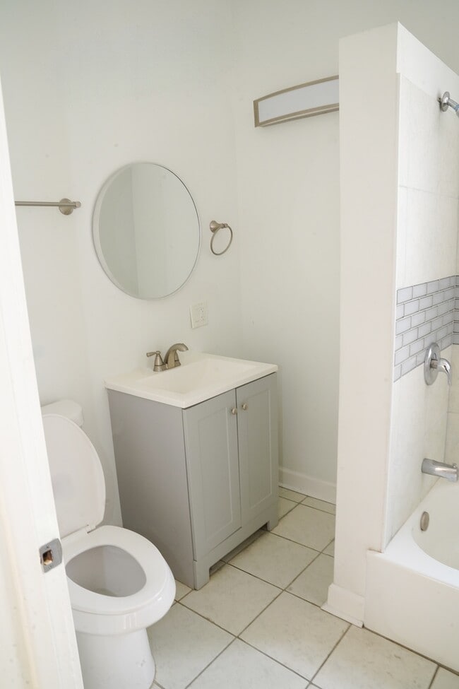 Building Photo - 154 N Lamon Ave