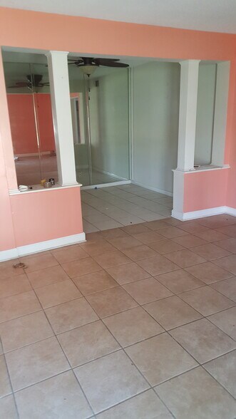 Dining room - 2100 W Beach Dr