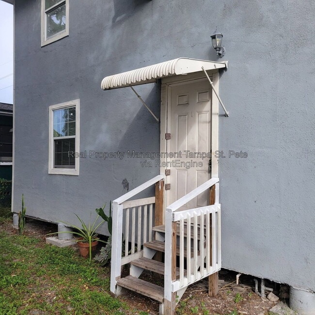 Building Photo - 803 E Lake Ave