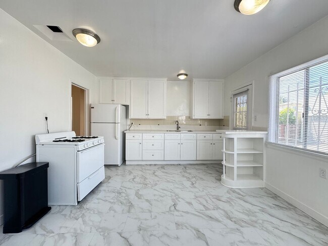 Building Photo - Quaint 3 bedroom Apt Home on 439-443 N. Spaulding Ave.