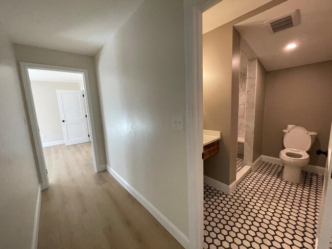 Building Photo - 8 central street