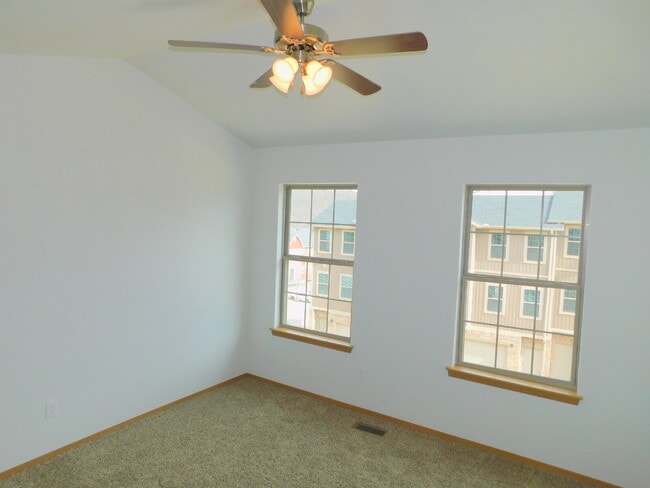 Building Photo - Charming 2-Bedroom Townhouse Retreat with 2.5 Baths in Fayetteville’s Rolling Woods - 1252 Sq Ft ...