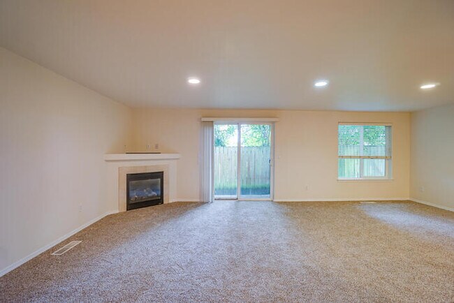 Building Photo - THREE BEDROOM TOWNHOME WITH GARAGE ACROSS FROM SHOPPING AND DINING