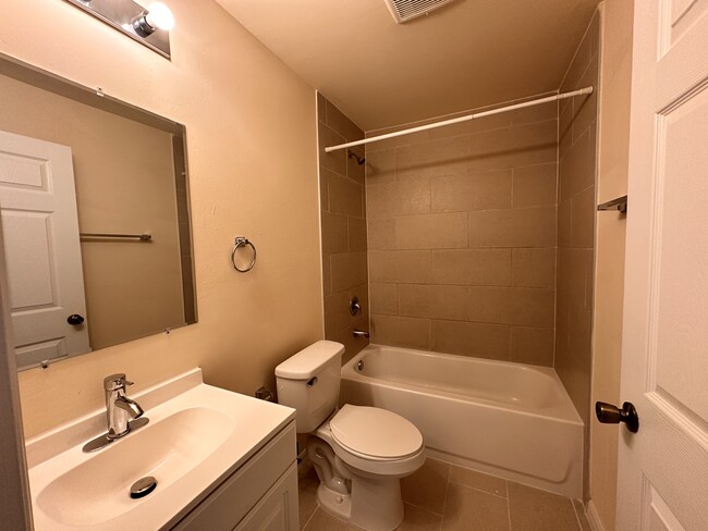 Building Photo - 1134 SE 9th Ct