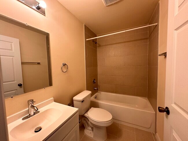 Building Photo - 1136 SE 9th Ct