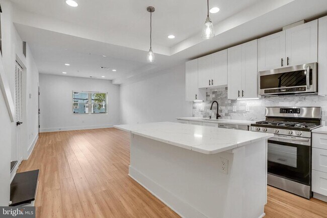 Building Photo - 1225 Raum St NE