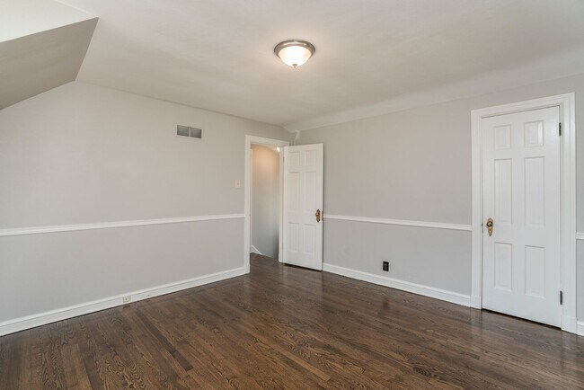 Building Photo - $2150- 2B/1B Charming Single Family Glenda...