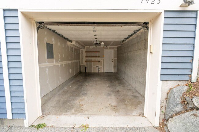 Building Photo - 7425 Sunnyside Ave N