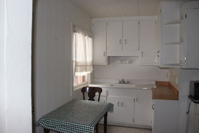 Building Photo - Carolynn's Tri Plex