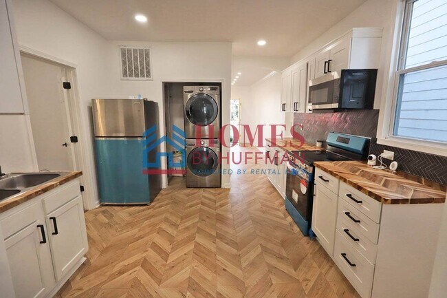 Building Photo - 910 Harriet St