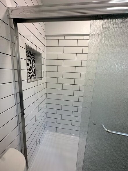 Building Photo - 3370 Parkview Ave