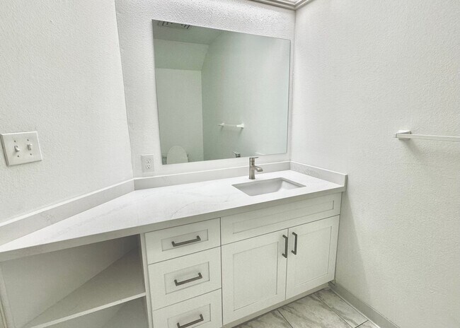 Building Photo - SPACIOUS 3 BEDROOM 2.5 BATH HOME IN KAIMUKI W/2 CAR GARAGE