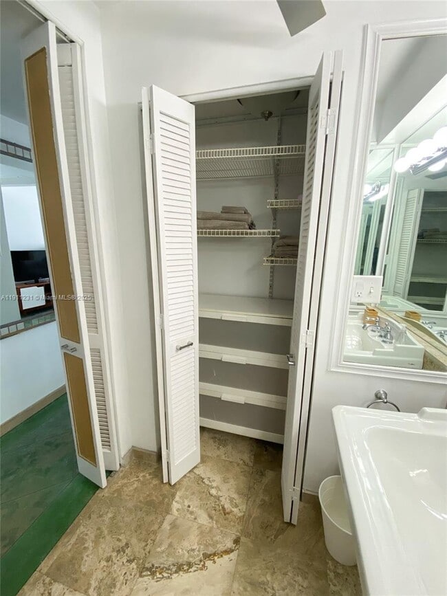 Building Photo - 100 Lincoln Rd