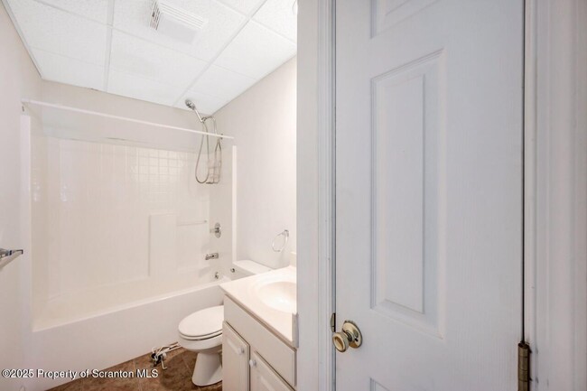 Building Photo - 28 Robin Ln