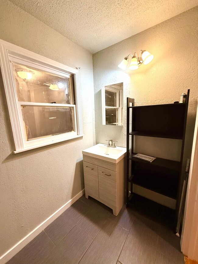 Building Photo - **APPLICATION RECEIVED** *MOVE IN SPECIAL* Gated Home With Hill Country Living Just Minutes From ...