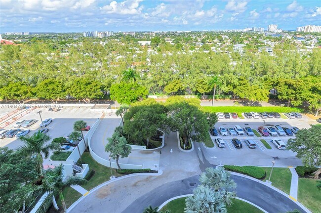 Building Photo - 3200 Port Royale Dr N