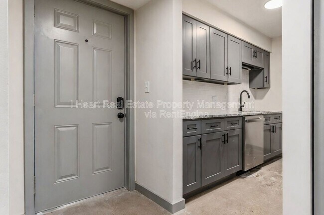 Building Photo - 2085 W Broad St