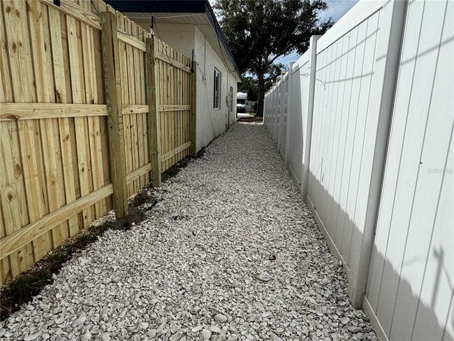 Building Photo - 4135 Des Moines St NE