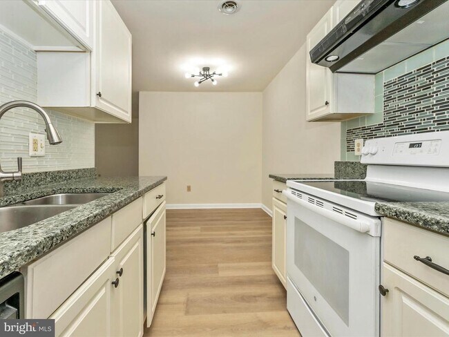Building Photo - 5803 Oleander Pl