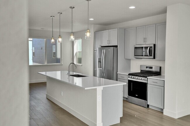 Building Photo - $2,500 - 2 Bed, 2 Full Bath Townhome In Broomfield with Central AC and In Unit Laundry!