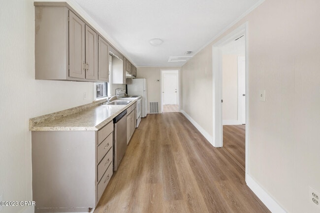 Building Photo - 206 E 2nd Ct