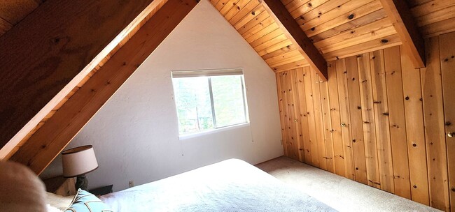 Building Photo - Unfurnished 4 Bed, 2 Bath with Garage.  Amazing Location on Dead-End Street with Forest Access!