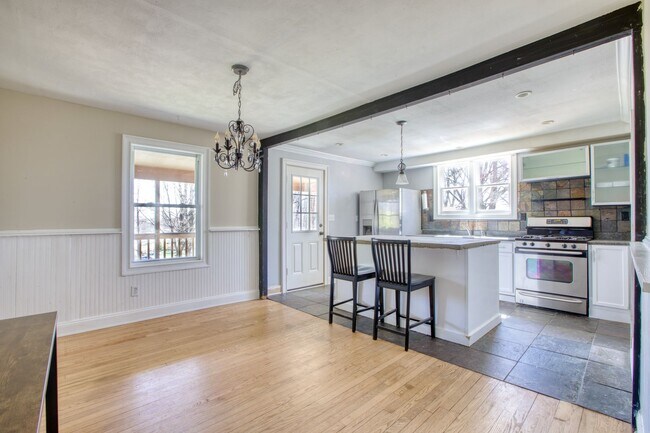 Building Photo - Lovely 2 Bedroom Single Family Home in Historic Monroe District
