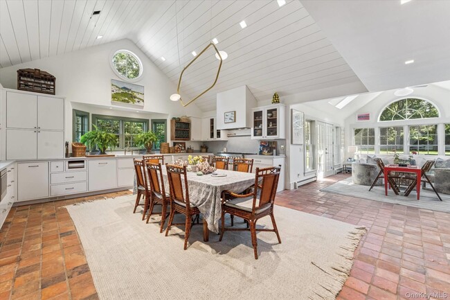 Building Photo - 20 Quogue St