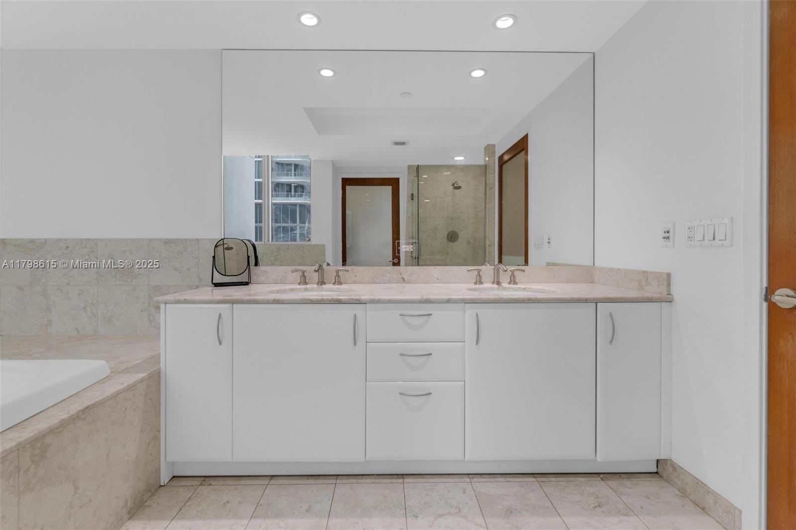 Building Photo - 1331 Brickell Bay Dr