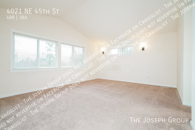 Building Photo - 4021 NE 45th St