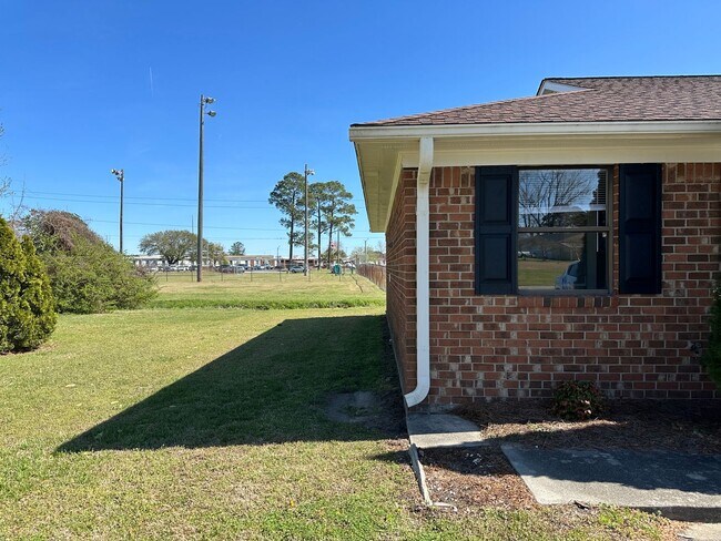 Building Photo - 627 Plymouth St