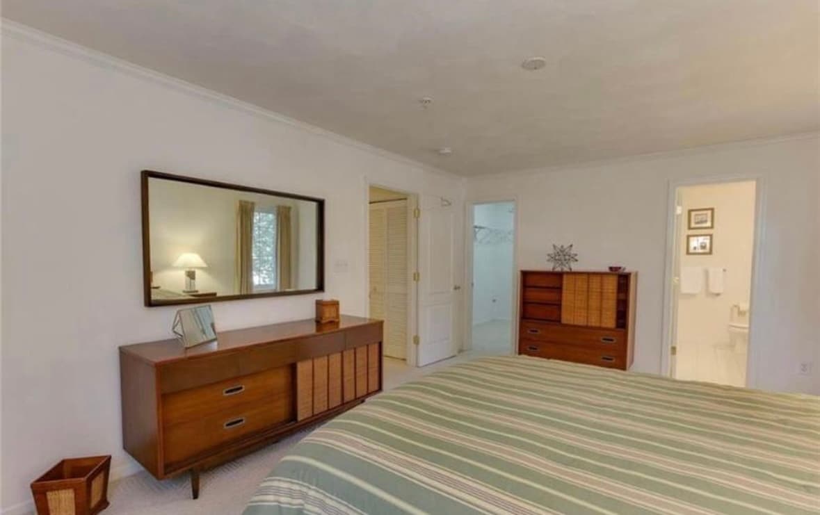 Building Photo - 900 Charnell Dr