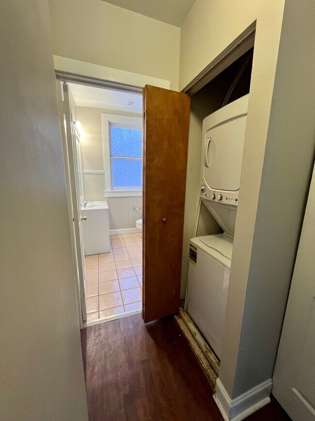 Building Photo - *** Shadyside Duplex Apartment * Pet Friendly * Spacious & Renovated * Available Now * Modern Fin...