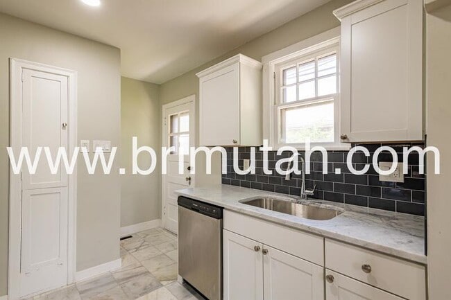 Building Photo - 755 Princeton Ave S