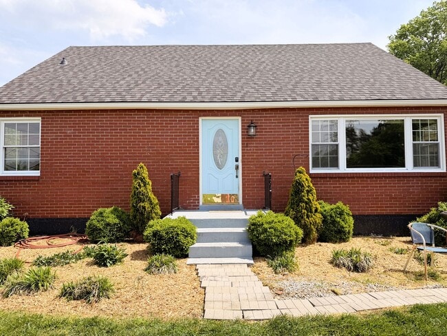 Building Photo - Hilltop Charm in Floyds Knobs – Spacious All-Brick Beauty with Room to Grow!