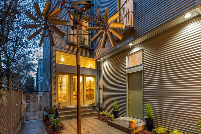 Building Photo - 213 11th Ave E