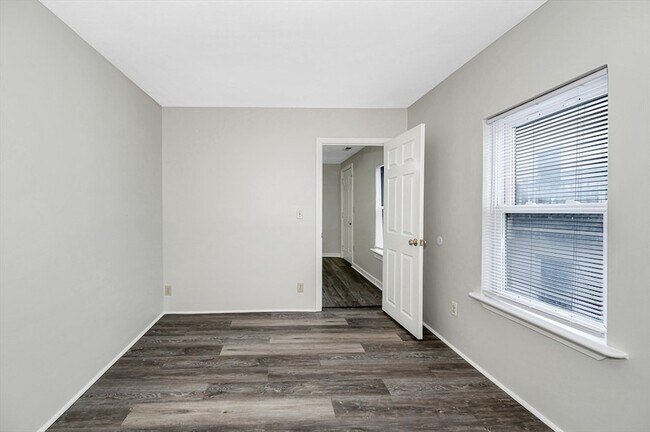 Building Photo - 98 School St