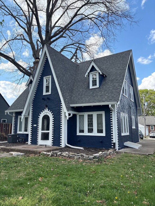 Building Photo - Butler Beauty on the Knoll!  6BR/3BA ready to go for next school year.