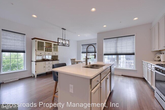 Building Photo - 2 br, 3.5 bath House - 902 Mayer Place