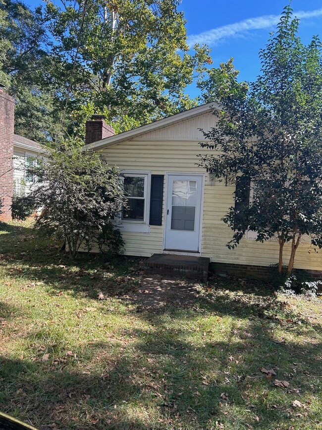 Building Photo - 3 Bedroom near Greenville Hospital