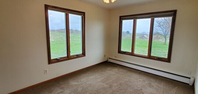 Building Photo - LARGE HOME WITH BEAUTIFUL VIEWS OF BOTH GRAND TRAVERSE BAYS