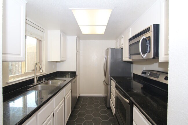 Building Photo - 5176 Makati Cir