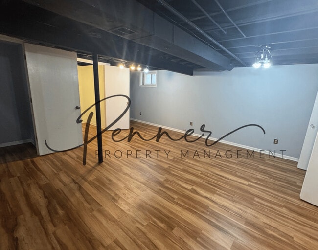 Building Photo - 1100 NW Oakridge Dr