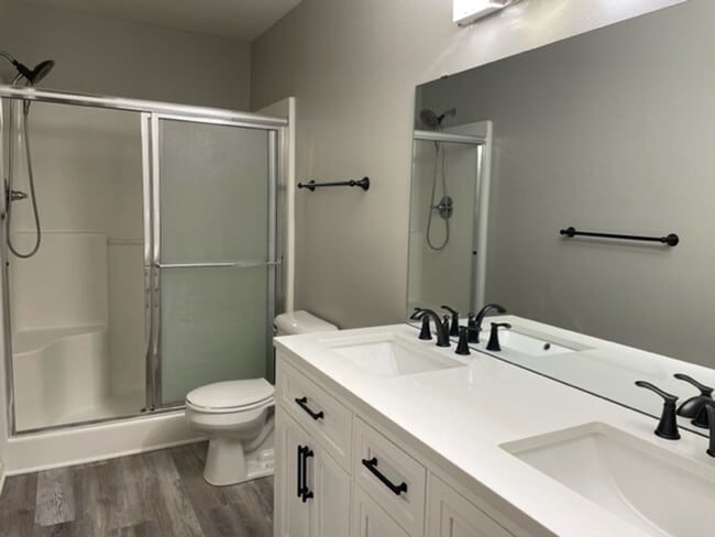 Building Photo - 4 Bedroom House Available August In Gilmor...