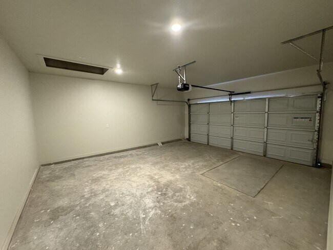 Building Photo - Luxury 3 Bedroom 2 Bathroom Duplex with 2 Car Garage in Bethany, Ok (ALL appliances included)